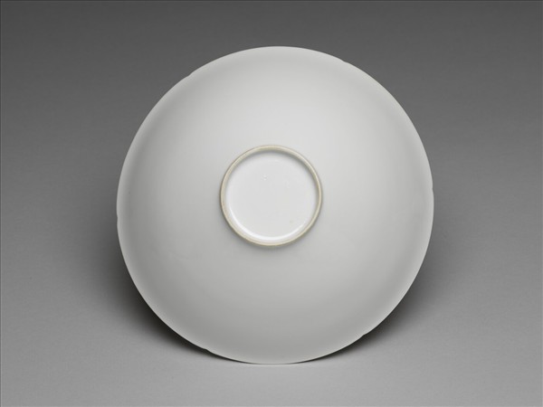 甜白釉暗花番蓮八寶紋葵口碗