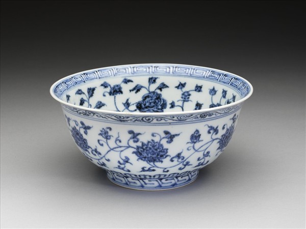 青花纏枝花卉紋碗