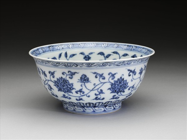 青花纏枝花卉紋碗