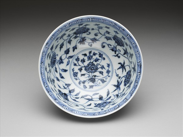 青花纏枝花卉紋碗