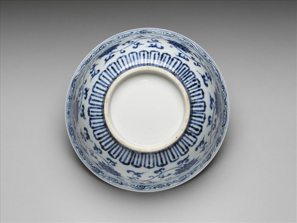 青花纏枝花卉紋碗