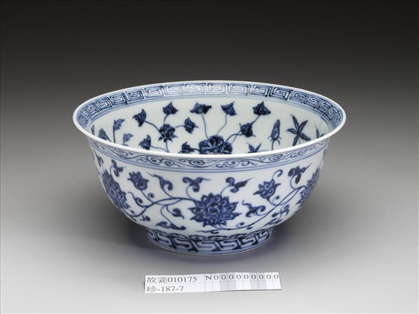 青花纏枝花卉紋碗