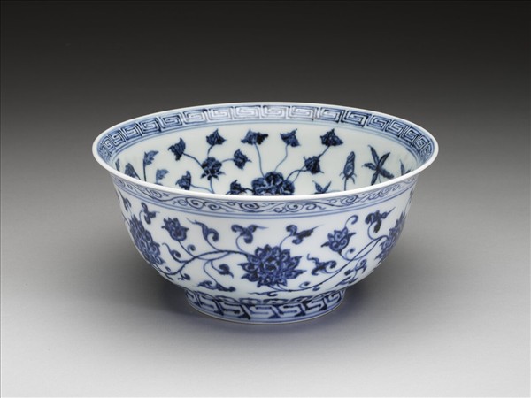 青花纏枝花卉紋碗