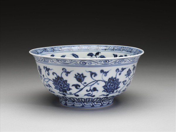 青花纏枝花卉紋碗