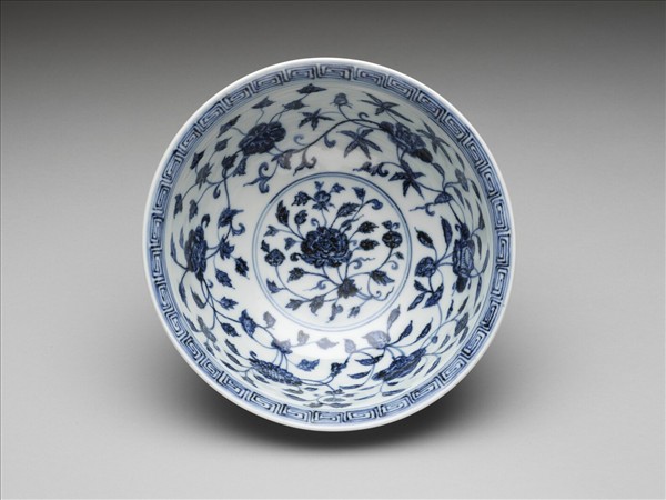 青花纏枝花卉紋碗