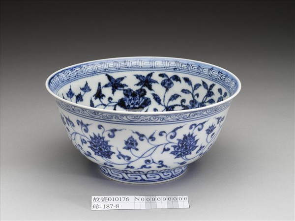 青花纏枝花卉紋碗