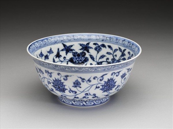 青花纏枝花卉紋碗