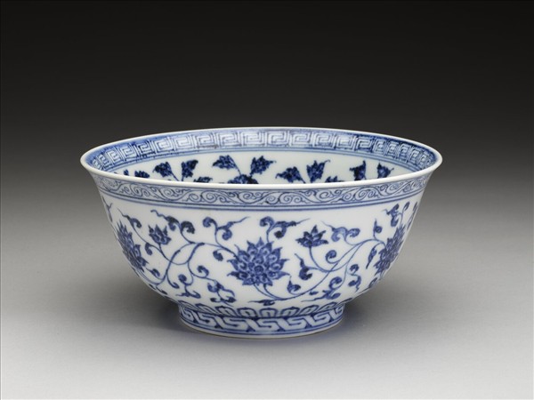 青花纏枝花卉紋碗