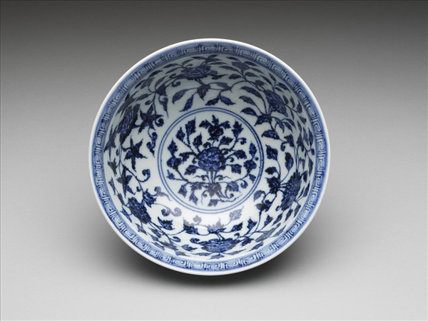 青花纏枝花卉紋碗