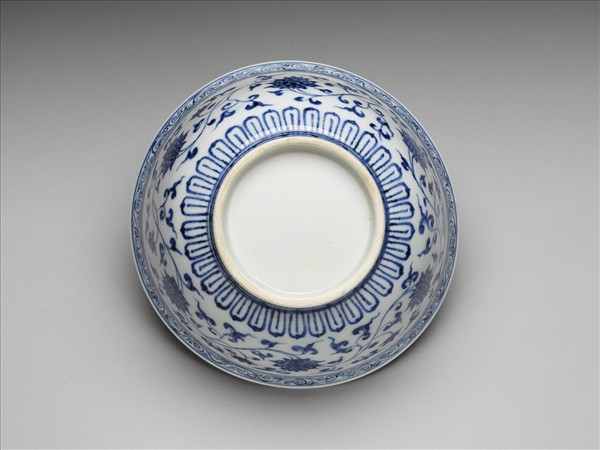 青花纏枝花卉紋碗