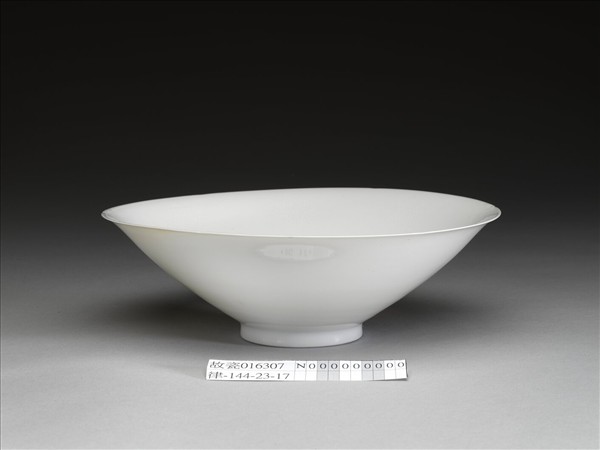 甜白釉暗花番蓮八寶紋葵口碗