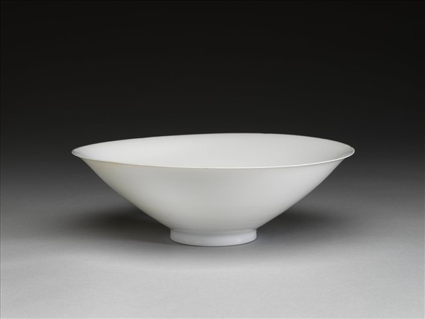 甜白釉暗花番蓮八寶紋葵口碗