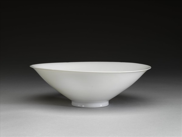 甜白釉暗花番蓮八寶紋葵口碗