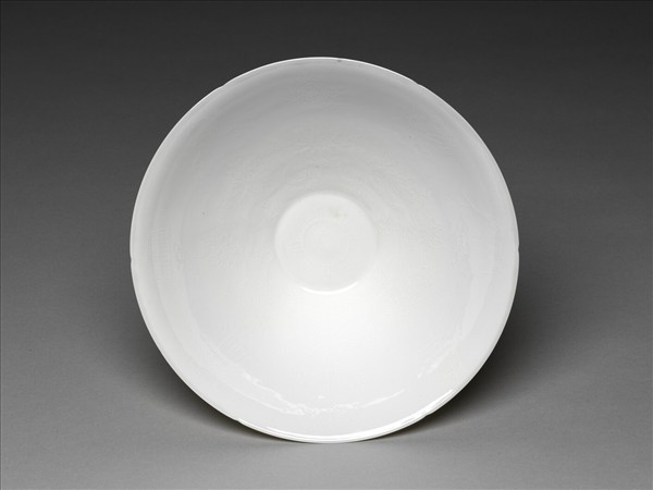 甜白釉暗花番蓮八寶紋葵口碗