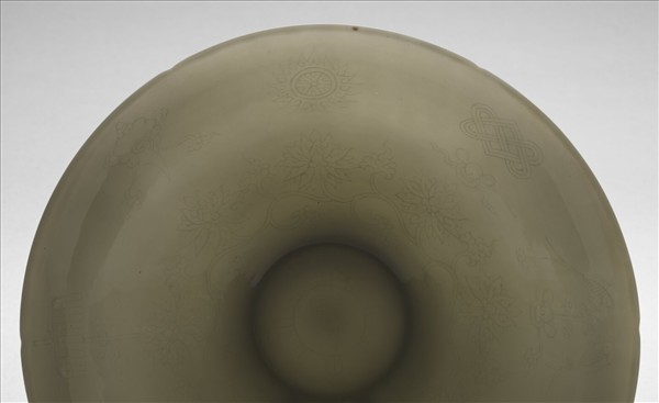 甜白釉暗花番蓮八寶紋葵口碗