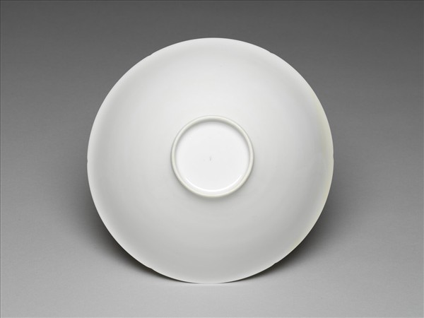 甜白釉暗花番蓮八寶紋葵口碗