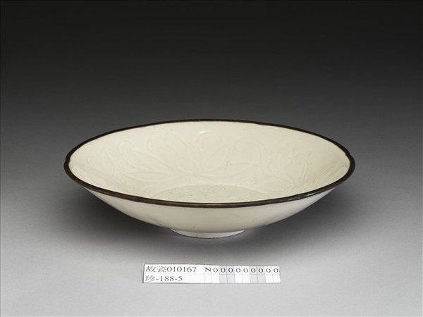 定窯 白瓷劃花蓮花紋葵花式盤