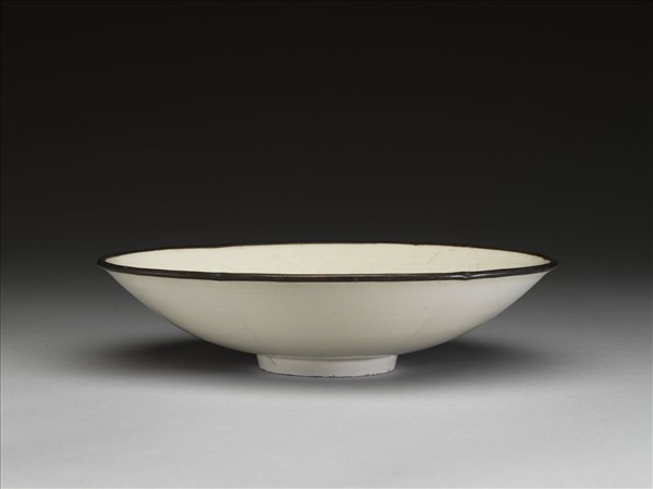 定窯 白瓷劃花蓮花紋葵花式盤