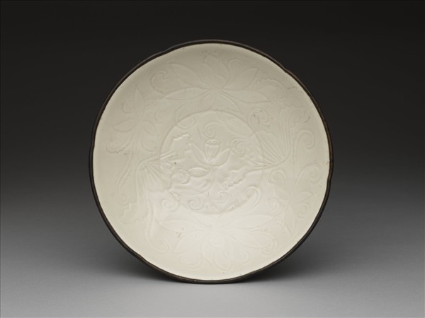 定窯 白瓷劃花蓮花紋葵花式盤