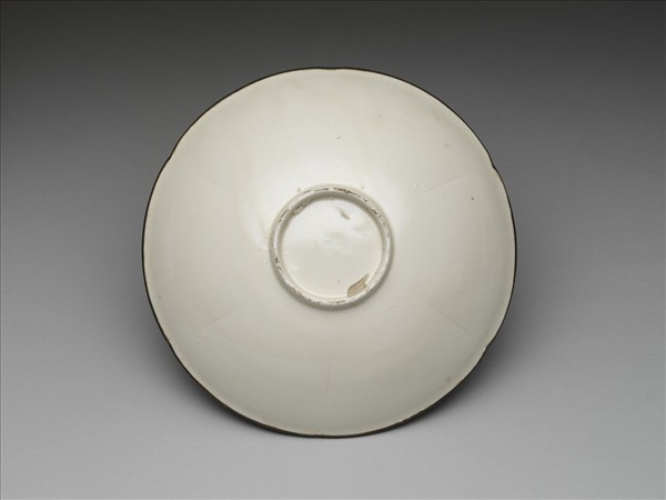 定窯 白瓷劃花蓮花紋葵花式盤