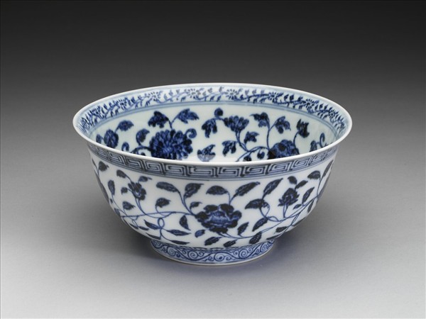 青花纏枝花卉紋碗