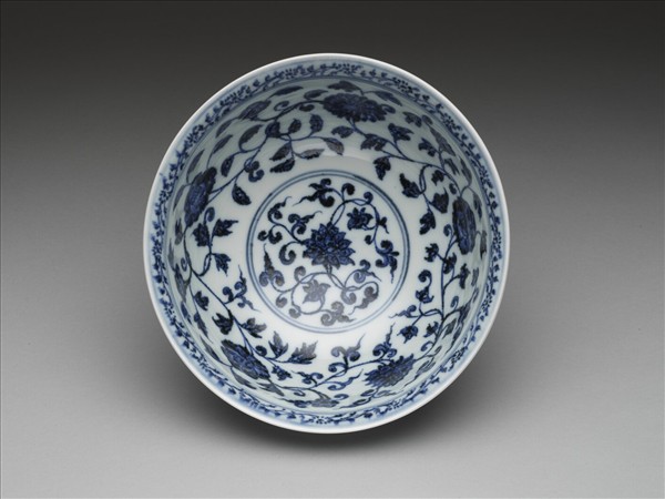 青花纏枝花卉紋碗