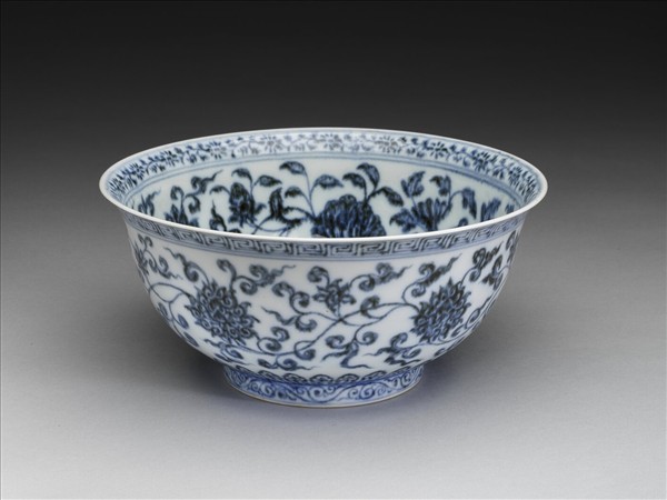 青花纏枝花卉紋碗