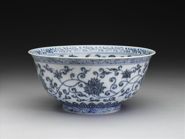 青花纏枝花卉紋碗