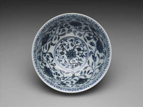 青花纏枝花卉紋碗