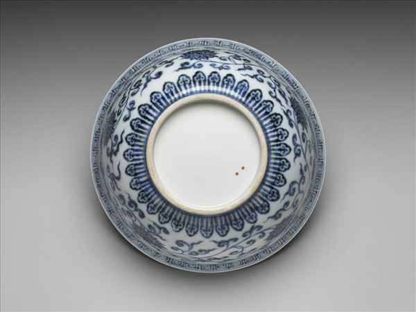 青花纏枝花卉紋碗