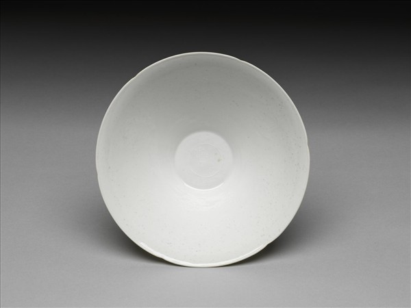 甜白半脫胎六龍葵瓣口碗