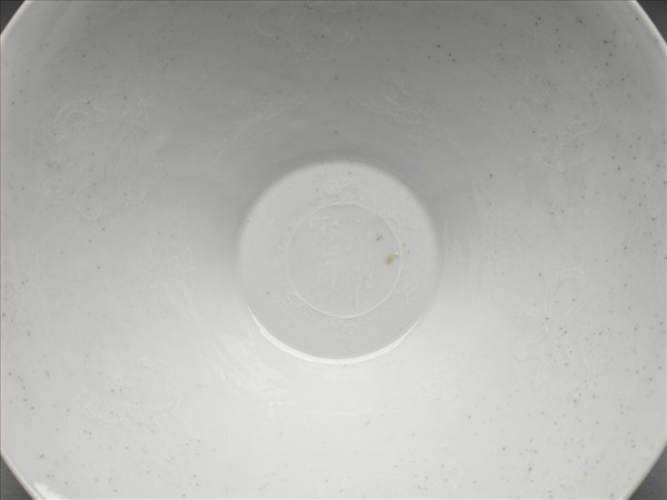 甜白半脫胎六龍葵瓣口碗