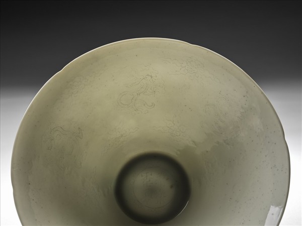 甜白半脫胎六龍葵瓣口碗