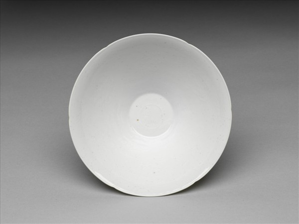 甜白半脫胎六龍葵瓣口碗