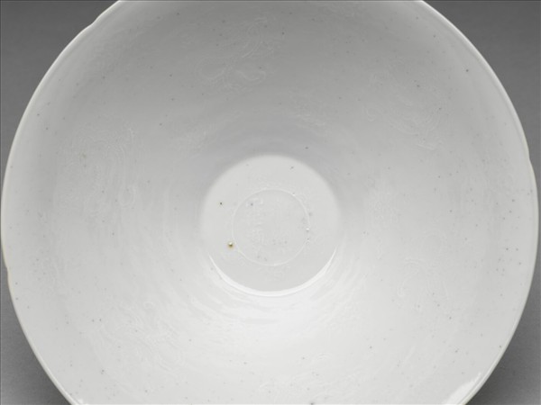 甜白半脫胎六龍葵瓣口碗