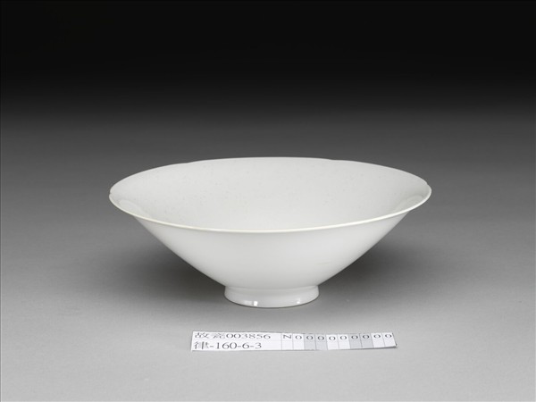 甜白半脫胎六龍葵瓣口碗