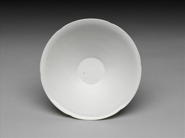 甜白半脫胎六龍葵瓣口碗