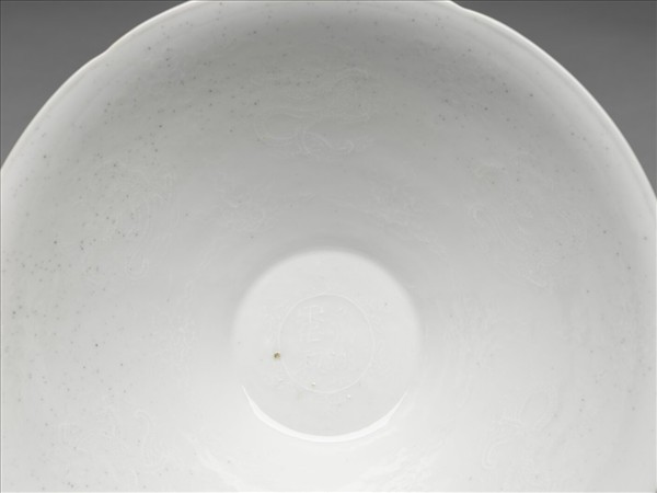 甜白半脫胎六龍葵瓣口碗