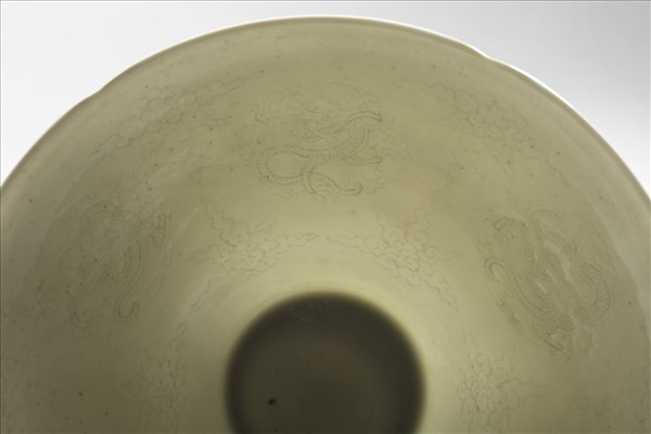 甜白半脫胎六龍葵瓣口碗