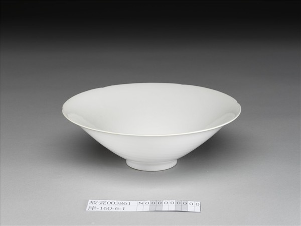 甜白半脫胎六龍葵瓣口碗