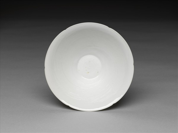 甜白半脫胎六龍葵瓣口碗