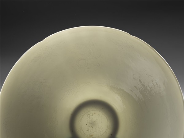 甜白半脫胎六龍葵瓣口碗