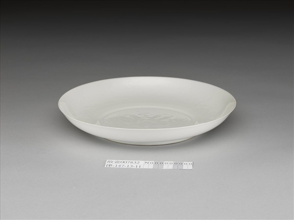 甜白釉番蓮八寶紋盤