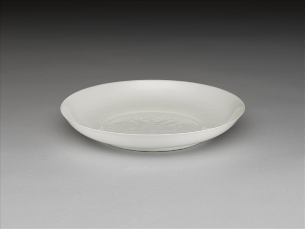 甜白釉番蓮八寶紋盤