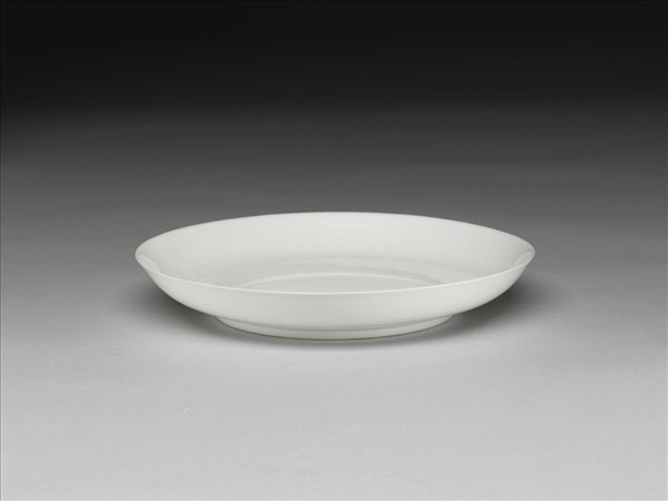 甜白釉番蓮八寶紋盤