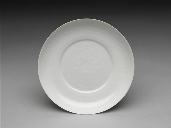 甜白釉番蓮八寶紋盤