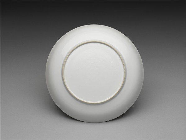 甜白釉番蓮八寶紋盤