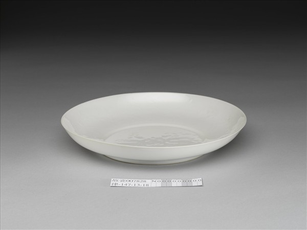 甜白釉番蓮八寶紋盤