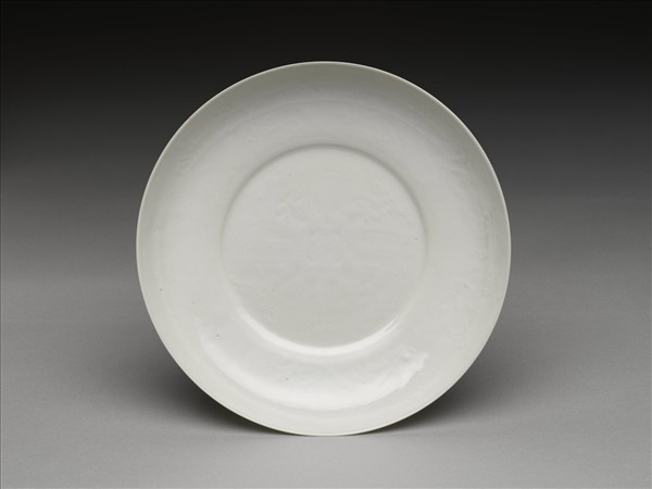 甜白釉番蓮八寶紋盤