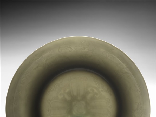 甜白釉番蓮八寶紋盤